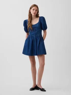 Mini-kjole i denim med puffermmer og hjerteutringning