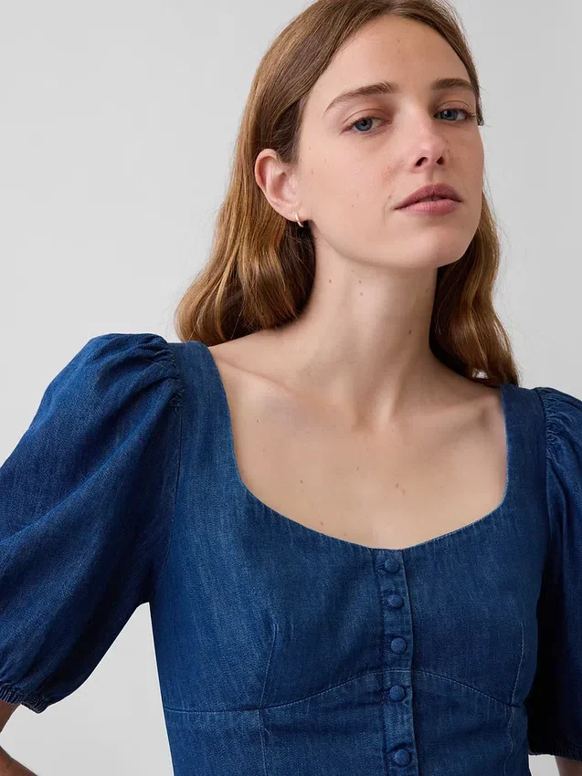 Mini-kjole i denim med puffermmer og hjerteutringning