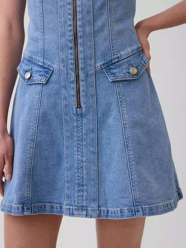 Mini-kjole i denim med sømmer og glidelås foran