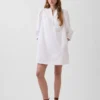 Mini-kjole i poplin med Henley-hals