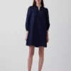 Mini-kjole i poplin med Henley-hals