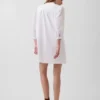 Mini-kjole i poplin med Henley-hals