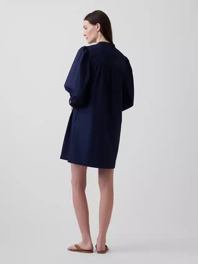 Mini-kjole i poplin med Henley-hals