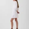 Mini-kjole i poplin med Henley-hals