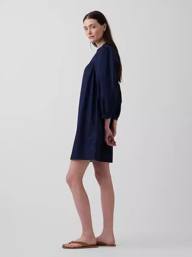 Mini-kjole i poplin med Henley-hals