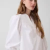 Mini-kjole i poplin med Henley-hals