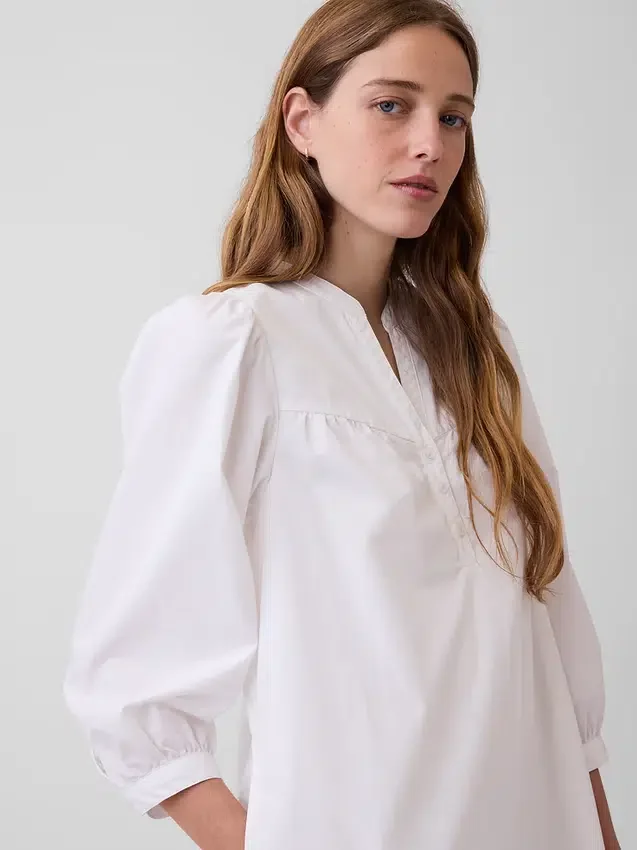 Mini-kjole i poplin med Henley-hals