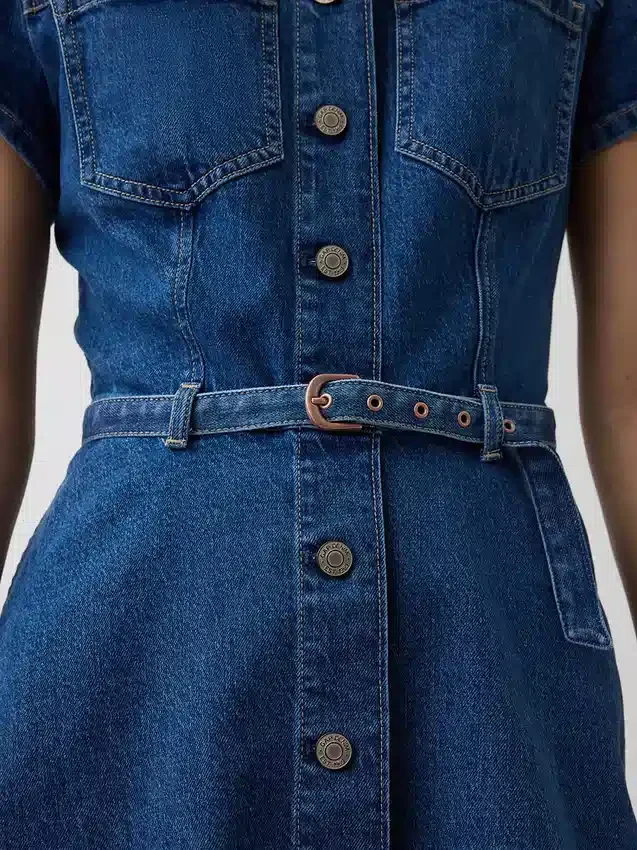 Mini-skjortekjole i denim med belte