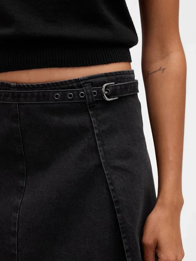 Mini-skjørt i denim med belte
