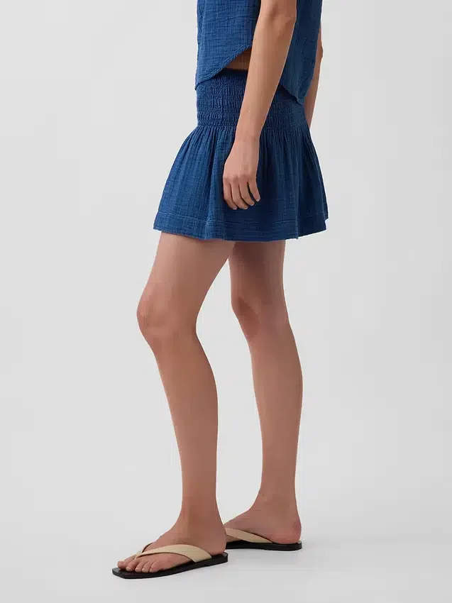 Mini-skort i bomullsgasdenim med smocket midje