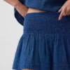 Mini-skort i bomullsgasdenim med smocket midje