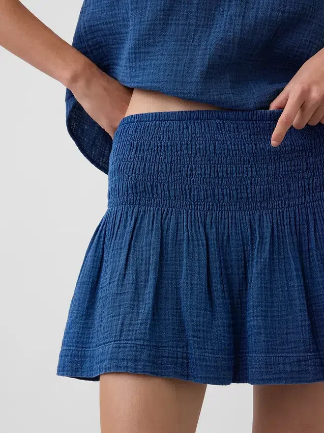 Mini-skort i bomullsgasdenim med smocket midje