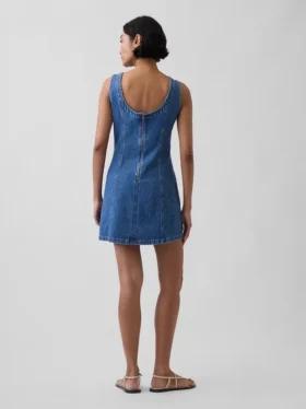 Minikjole i denim med båthals og åpen rygg