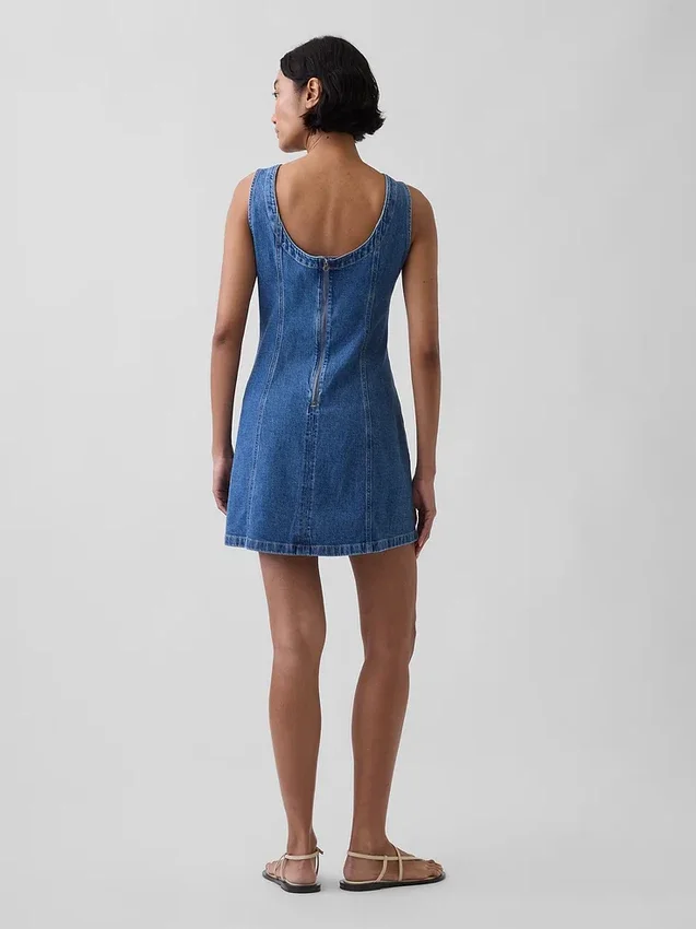 Minikjole i denim med båthals og åpen rygg