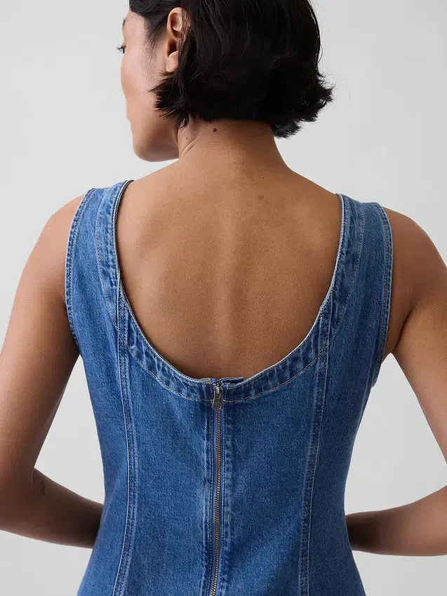 Minikjole i denim med båthals og åpen rygg