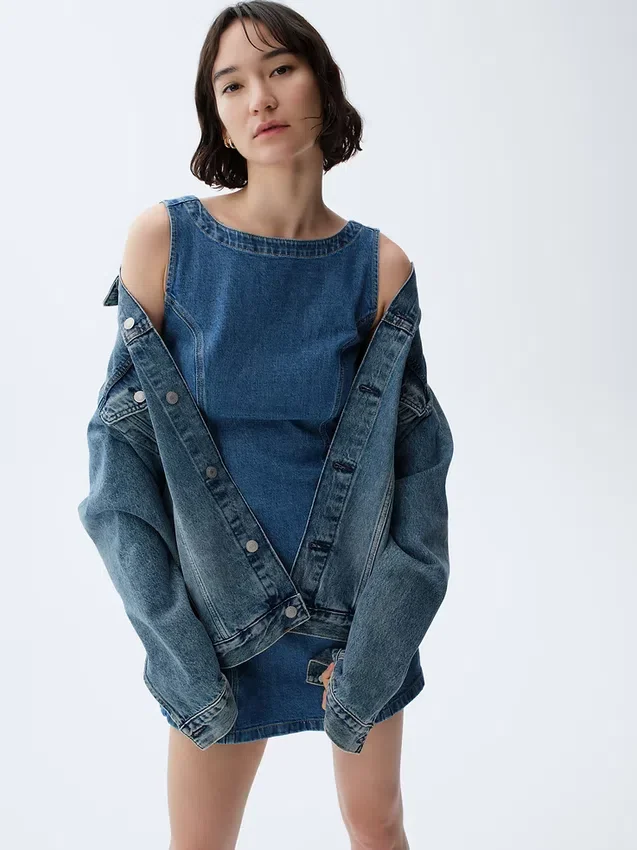 Minikjole i denim med båthals og åpen rygg