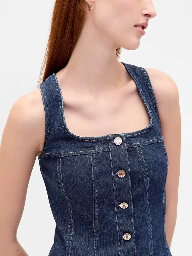 Minikjole i denim med sømmer og knapper foran