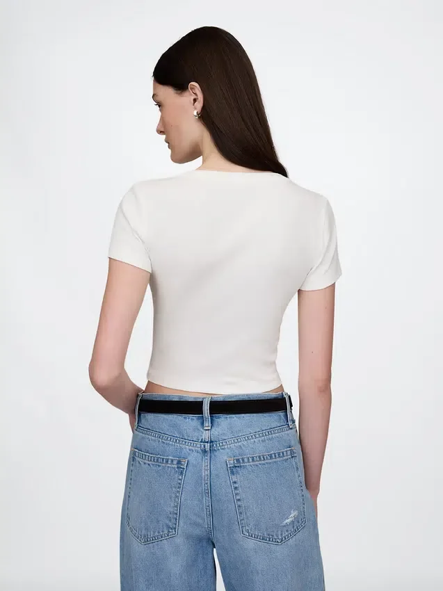 Moderne kort T-skjorte