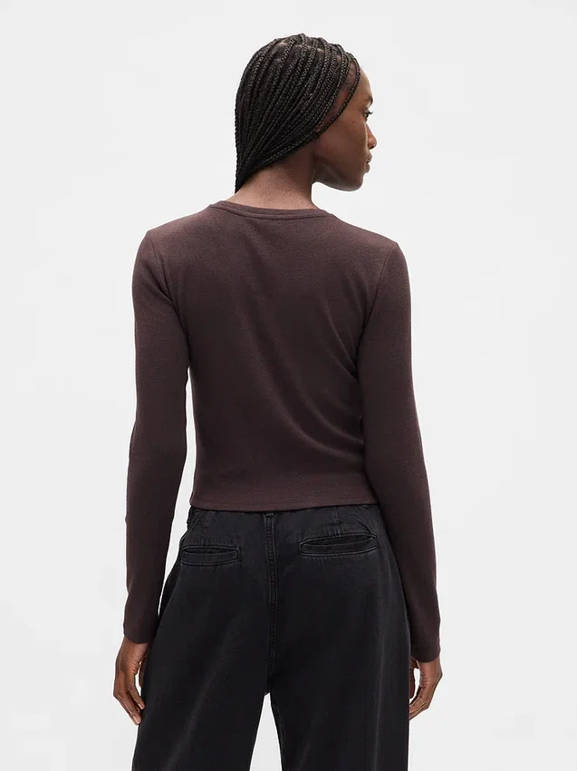 Moderne kort T-skjorte