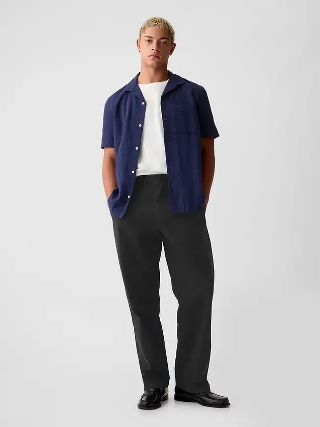 Moderne, løse khakibukser i 90-tallsstil