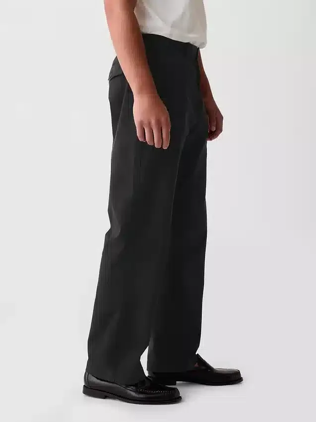 Moderne, løse khakibukser i 90-tallsstil