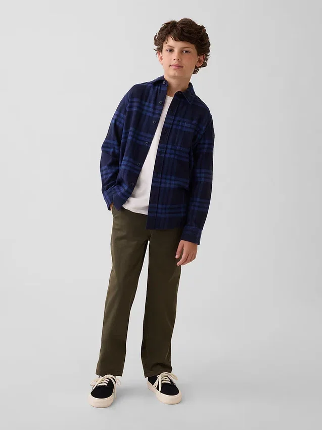 Moderne, løstsittende kakibukser for barn