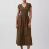 Moderne maxi-kjole i blandede materialer