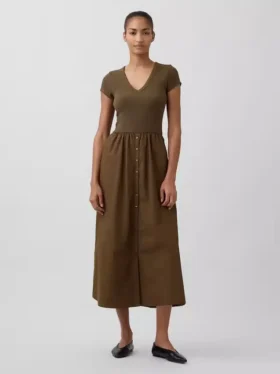 Moderne maxi-kjole i blandede materialer