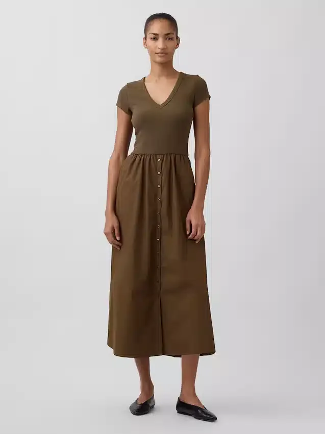 Moderne maxi-kjole i blandede materialer