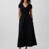 Moderne maxi-kjole i blandede materialer
