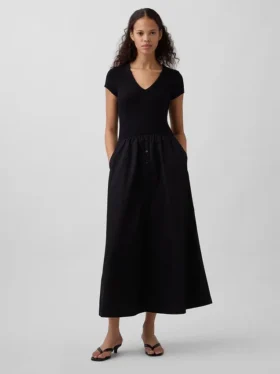 Moderne maxi-kjole i blandede materialer