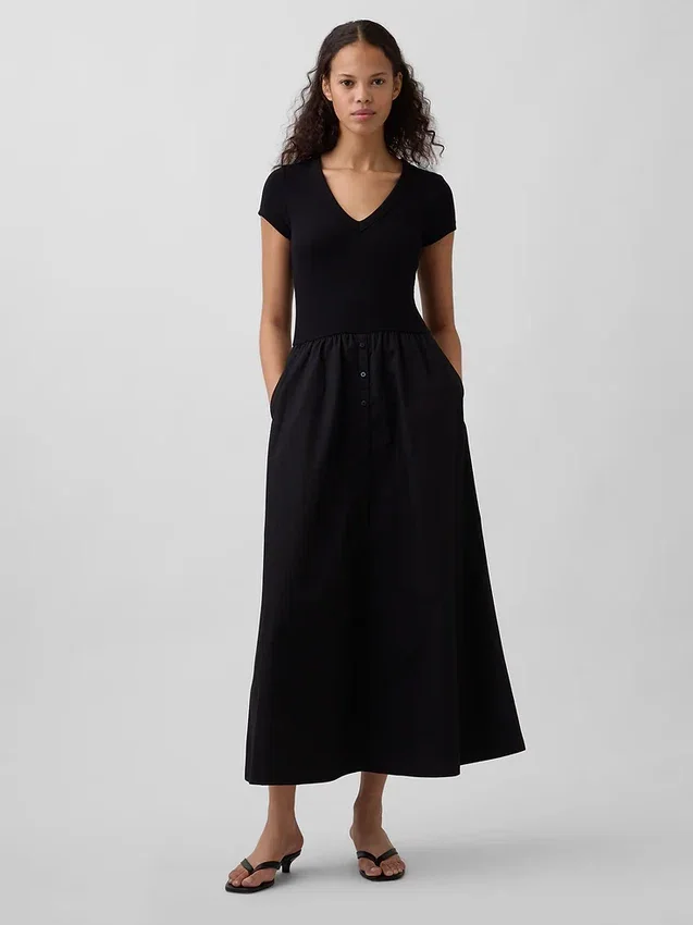 Moderne maxi-kjole i blandede materialer
