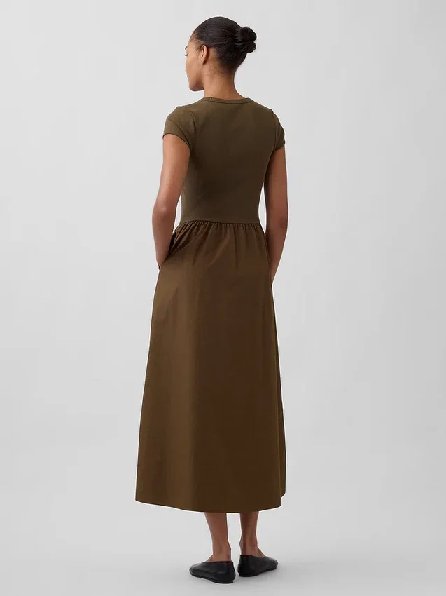 Moderne maxi-kjole i blandede materialer