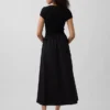 Moderne maxi-kjole i blandede materialer