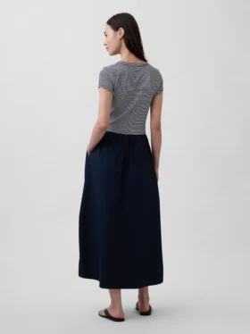 Moderne maxi-kjole i blandede materialer