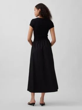 Moderne maxi-kjole i blandede materialer