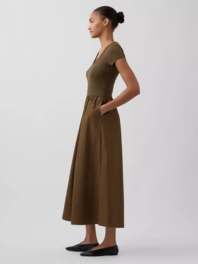 Moderne maxi-kjole i blandede materialer