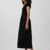 Moderne maxi-kjole i blandede materialer