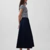Moderne maxi-kjole i blandede materialer