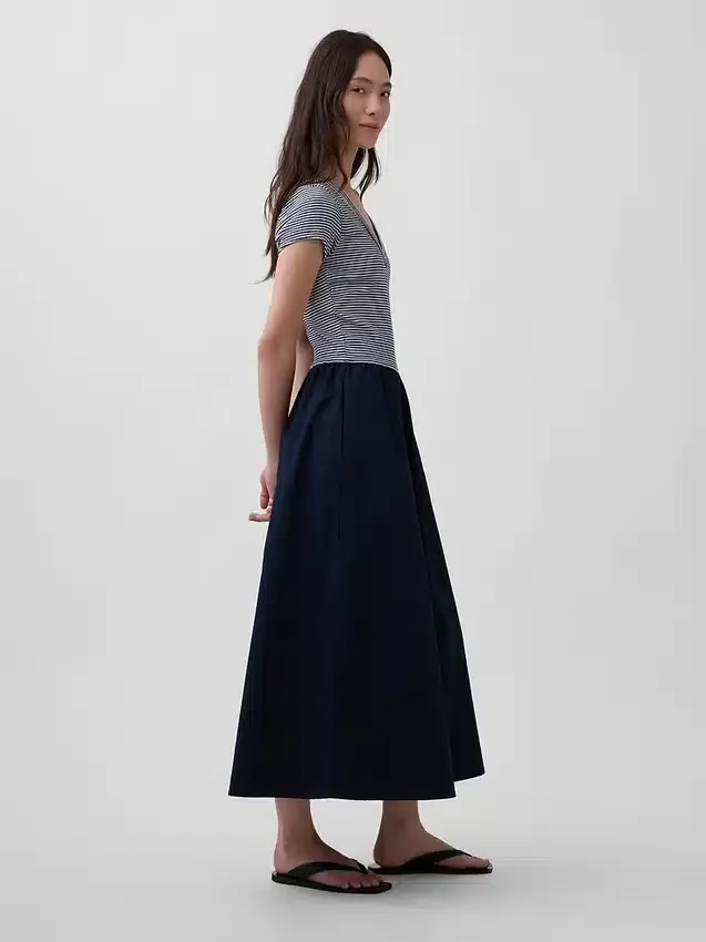 Moderne maxi-kjole i blandede materialer