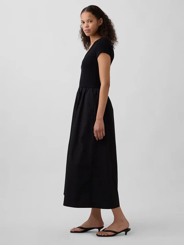 Moderne maxi-kjole i blandede materialer