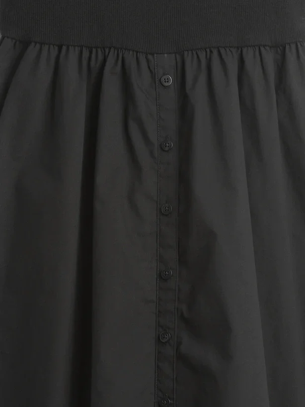 Moderne maxi-kjole i blandede materialer