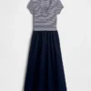 Moderne maxi-kjole i blandede materialer