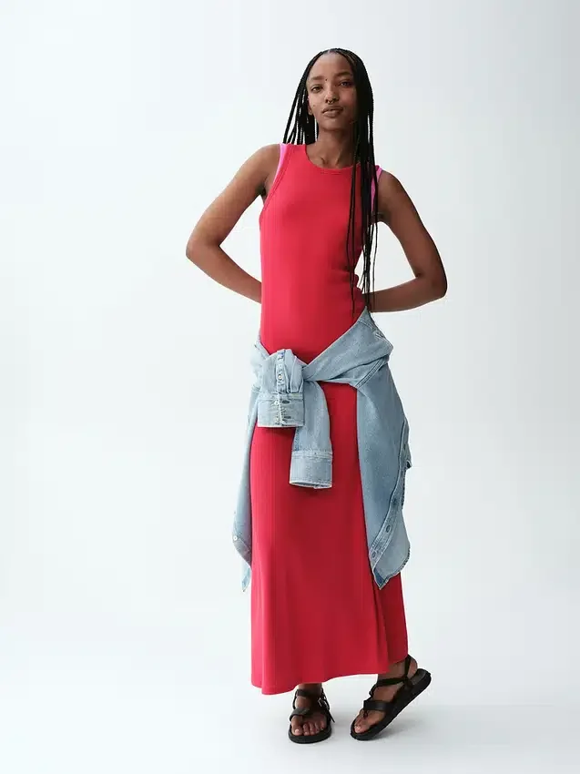 Moderne maxi-kjole med ribbet innebygd BH