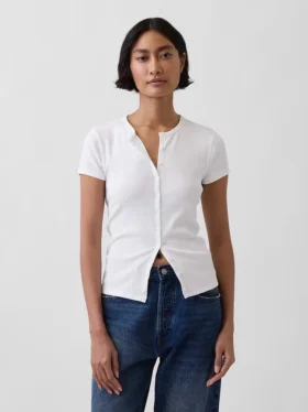 Moderne ribbet T-skjorte med knapper foran