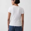 Moderne ribbet T-skjorte med knapper foran