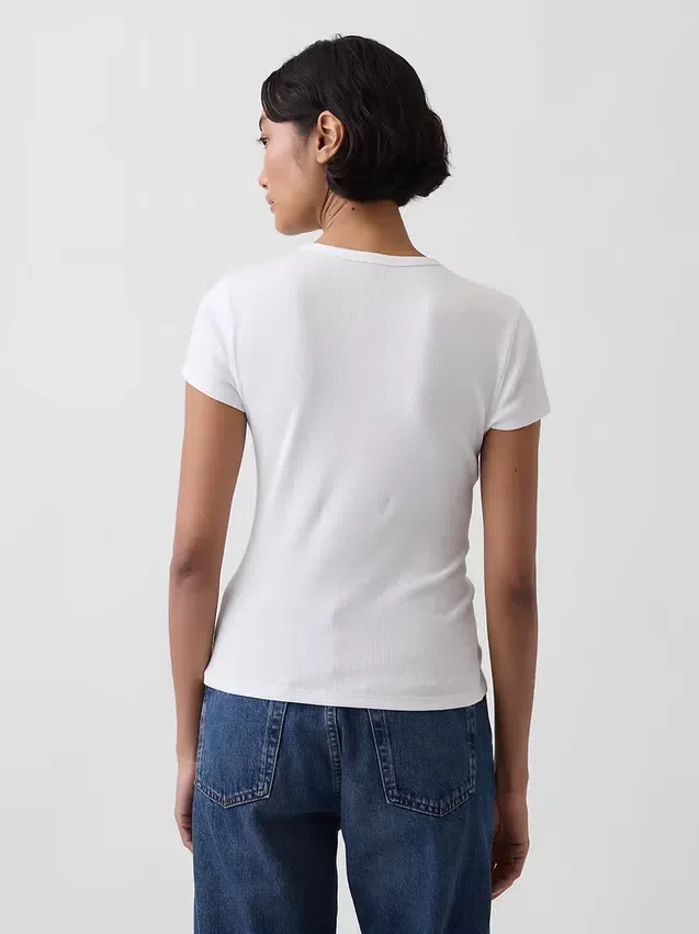Moderne ribbet T-skjorte med knapper foran