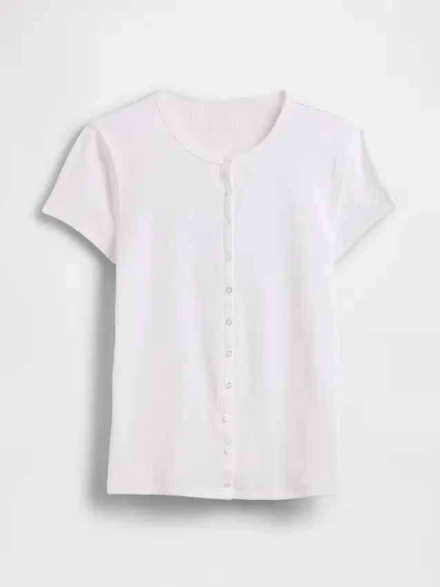 Moderne ribbet T-skjorte med knapper foran