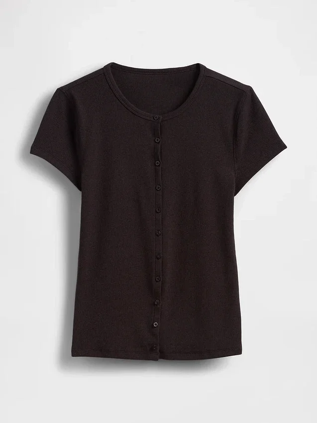 Moderne ribbet T-skjorte med knapper foran