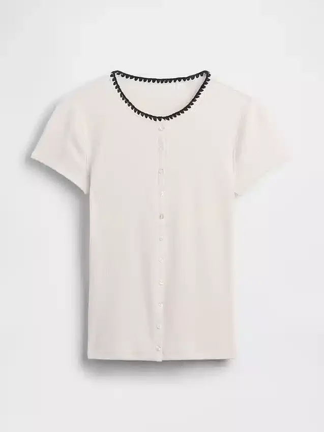 Moderne ribbet T-skjorte med knapper foran